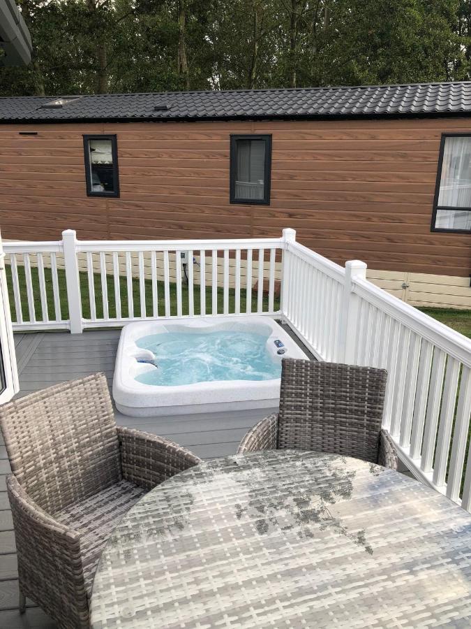 The Poplars Lodge With Hot Tub Йорк Экстерьер фото
